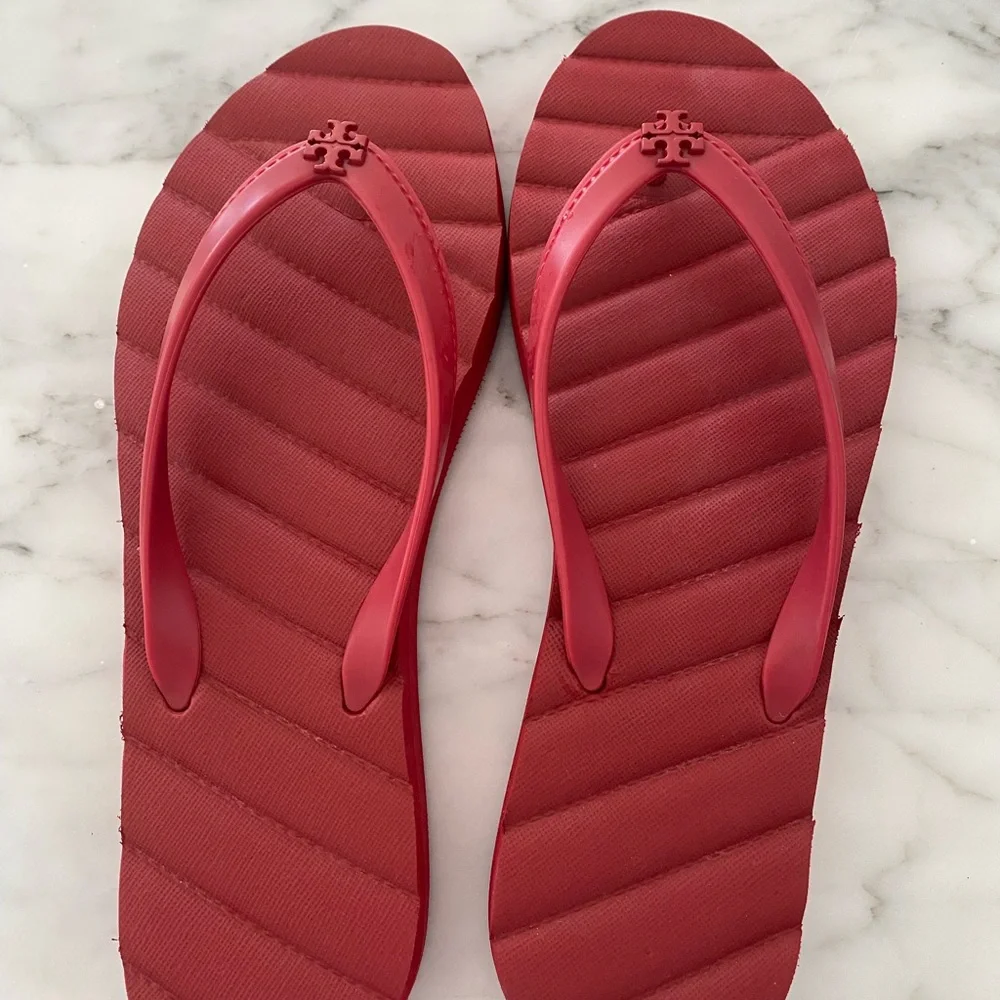 Tory Burch Kira Red Flip Flops size 8 - Picture 2 of 6